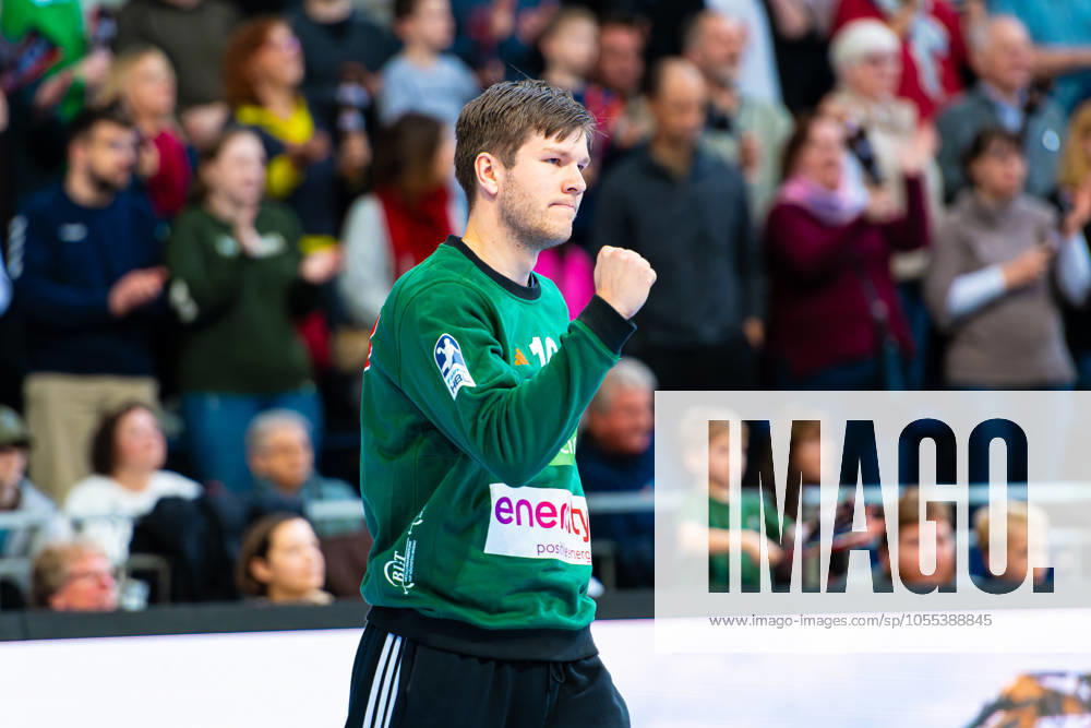 Simon Gade (TSV Hannover-Burgdorf, Nr. 16) (v.l.), TSV Hannover-Burgdorf (rot) gegen HC Erlangen (weiß) am 15. Spieltag der Saison 2024 2025 in der DAIKIN Handball-Bundesliga (15.12.2024, ZAG Arena (Hannover, GER),