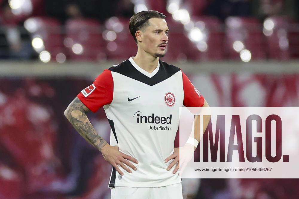 Robin Koch (Eintracht Frankfurt) schaut enttaeuscht, Bundesliga, RB Leipzig v Eintracht Frankfurt, Red Bull Arena am 15. December 2024 in Leipzig, Deutschland. (Foto von Marco Steinbrenner DeFodi Images) Robin Koch (Eintracht Frankfurt) looks dejected, Bundesliga, RB Leipzig v Eintracht Frankfurt, Red Bull Arena, December 15, 2024 in Leipzig, Germany. (Photo by Marco Steinbrenner DeFodi Images) DFL regulations prohibit any use of photographs as image sequences and or quasi-video. Defodi-700_leipzig_frank_20241215_127