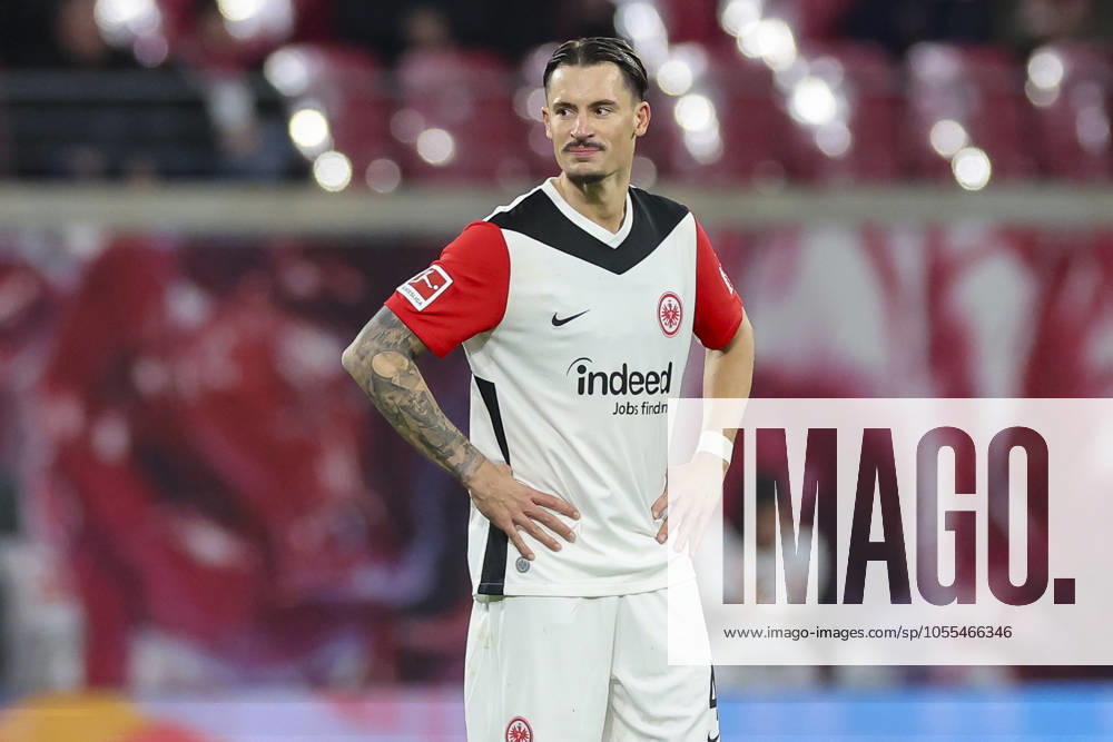 Robin Koch (Eintracht Frankfurt) schaut enttaeuscht, Bundesliga, RB Leipzig v Eintracht Frankfurt, Red Bull Arena am 15. December 2024 in Leipzig, Deutschland. (Foto von Marco Steinbrenner DeFodi Images) Robin Koch (Eintracht Frankfurt) looks dejected, Bundesliga, RB Leipzig v Eintracht Frankfurt, Red Bull Arena, December 15, 2024 in Leipzig, Germany. (Photo by Marco Steinbrenner DeFodi Images) DFL regulations prohibit any use of photographs as image sequences and or quasi-video. Defodi-700_leipzig_frank_20241215_128