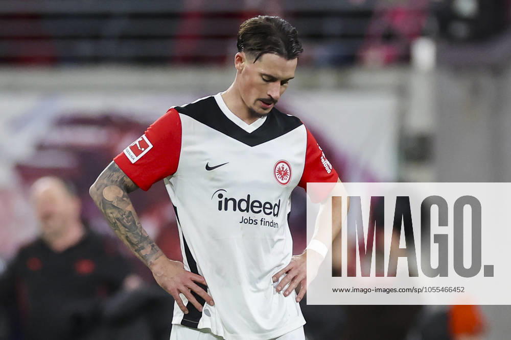 Robin Koch (Eintracht Frankfurt) schaut enttaeuscht, Bundesliga, RB Leipzig v Eintracht Frankfurt, Red Bull Arena am 15. December 2024 in Leipzig, Deutschland. (Foto von Marco Steinbrenner DeFodi Images) Robin Koch (Eintracht Frankfurt) looks dejected, Bundesliga, RB Leipzig v Eintracht Frankfurt, Red Bull Arena, December 15, 2024 in Leipzig, Germany. (Photo by Marco Steinbrenner DeFodi Images) DFL regulations prohibit any use of photographs as image sequences and or quasi-video. Defodi-700_leipzig_frank_20241215_163