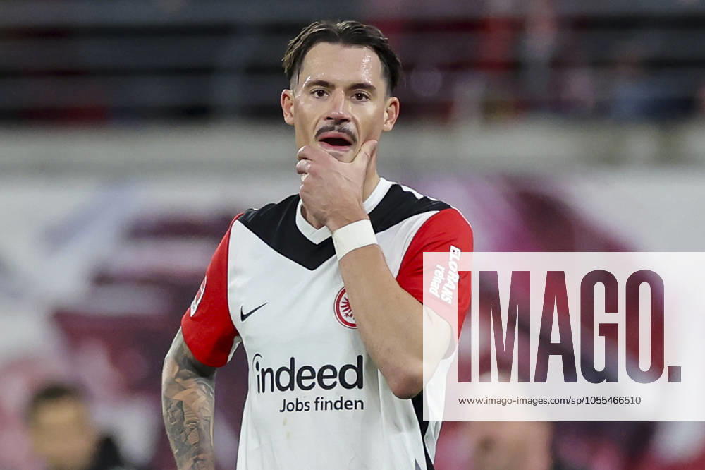 Robin Koch (Eintracht Frankfurt) schaut enttaeuscht, Bundesliga, RB Leipzig v Eintracht Frankfurt, Red Bull Arena am 15. December 2024 in Leipzig, Deutschland. (Foto von Marco Steinbrenner DeFodi Images) Robin Koch (Eintracht Frankfurt) looks dejected, Bundesliga, RB Leipzig v Eintracht Frankfurt, Red Bull Arena, December 15, 2024 in Leipzig, Germany. (Photo by Marco Steinbrenner DeFodi Images) DFL regulations prohibit any use of photographs as image sequences and or quasi-video. Defodi-700_leipzig_frank_20241215_161