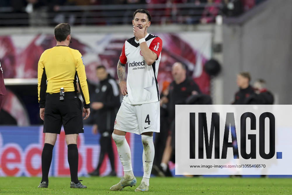 Robin Koch (Eintracht Frankfurt) schaut enttaeuscht, Bundesliga, RB Leipzig v Eintracht Frankfurt, Red Bull Arena am 15. December 2024 in Leipzig, Deutschland. (Foto von Marco Steinbrenner DeFodi Images) Robin Koch (Eintracht Frankfurt) looks dejected, Bundesliga, RB Leipzig v Eintracht Frankfurt, Red Bull Arena, December 15, 2024 in Leipzig, Germany. (Photo by Marco Steinbrenner DeFodi Images) DFL regulations prohibit any use of photographs as image sequences and or quasi-video. Defodi-700_leipzig_frank_20241215_160