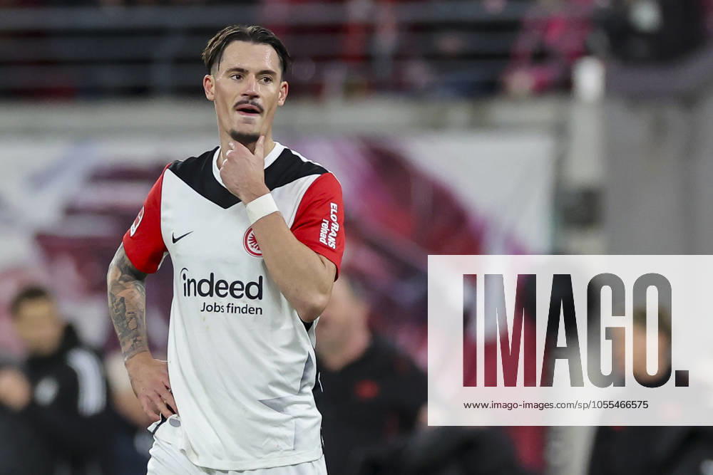 Robin Koch (Eintracht Frankfurt) schaut enttaeuscht, Bundesliga, RB Leipzig v Eintracht Frankfurt, Red Bull Arena am 15. December 2024 in Leipzig, Deutschland. (Foto von Marco Steinbrenner DeFodi Images) Robin Koch (Eintracht Frankfurt) looks dejected, Bundesliga, RB Leipzig v Eintracht Frankfurt, Red Bull Arena, December 15, 2024 in Leipzig, Germany. (Photo by Marco Steinbrenner DeFodi Images) DFL regulations prohibit any use of photographs as image sequences and or quasi-video. Defodi-700_leipzig_frank_20241215_162