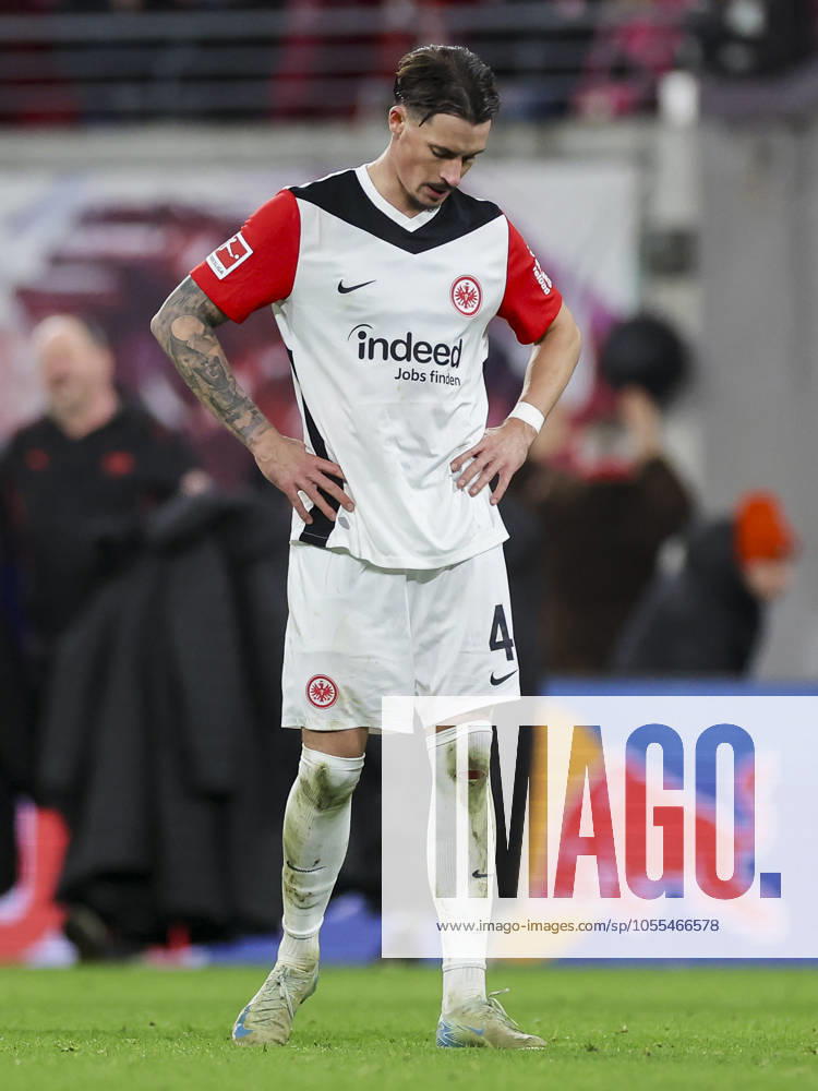 Robin Koch (Eintracht Frankfurt) schaut enttaeuscht, Bundesliga, RB Leipzig v Eintracht Frankfurt, Red Bull Arena am 15. December 2024 in Leipzig, Deutschland. (Foto von Marco Steinbrenner DeFodi Images) Robin Koch (Eintracht Frankfurt) looks dejected, Bundesliga, RB Leipzig v Eintracht Frankfurt, Red Bull Arena, December 15, 2024 in Leipzig, Germany. (Photo by Marco Steinbrenner DeFodi Images) DFL regulations prohibit any use of photographs as image sequences and or quasi-video. Defodi-700_leipzig_frank_20241215_164