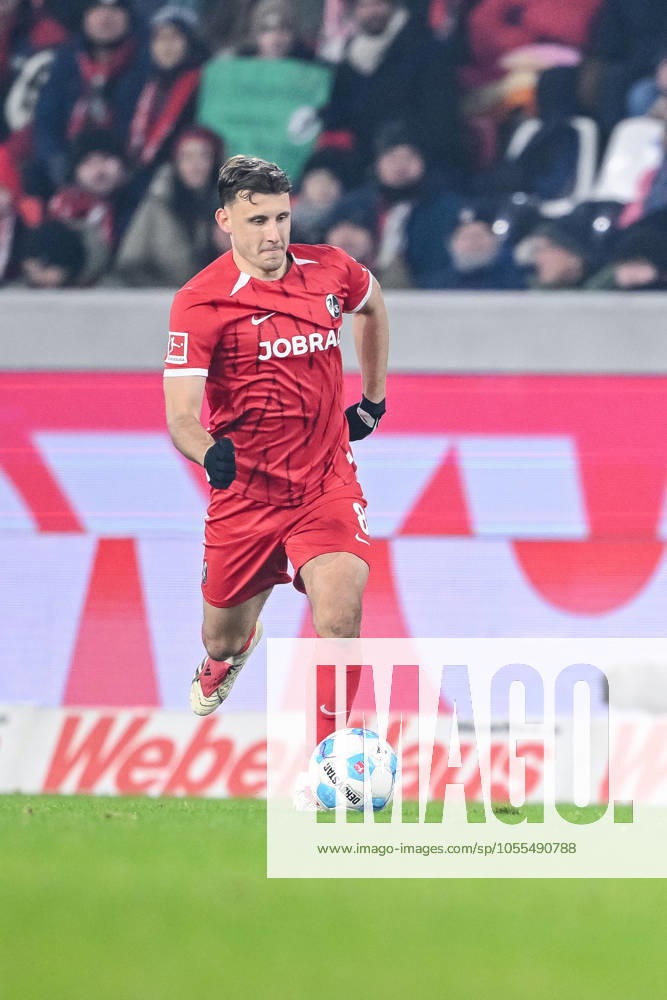 Maximilian Eggestein (SC Freiburg) in Aktion, am Ball, Einzelaktion waehrend des Spiels der 1. Bundesliga zwischen SC Freiburg und VfL Wolfsburg, Europa-Park Stadion am 13. December 2024 in Freiburg, Deutschland. (Foto von Harry Langer DeFodi Images) +++ Maximilian Eggestein (SC Freiburg) controls the Ball during the Bundesliga match between SC Freiburg and VfL Wolfsburg at Europa-Park Stadium on December 13, 2024 in Freiburg, Germany. (Photo by Harry Langer DeFodi Images) DFL regulations prohibit any use of photographs as image sequences and or quasi-video. Defodi-541_SCFVFL20241213_201
