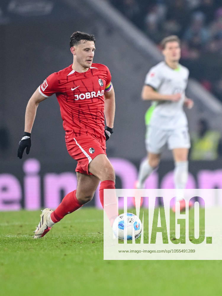 Maximilian Eggestein (SC Freiburg) in Aktion, am Ball, Einzelaktion waehrend des Spiels der 1. Bundesliga zwischen SC Freiburg und VfL Wolfsburg, Europa-Park Stadion am 13. December 2024 in Freiburg, Deutschland. (Foto von Harry Langer DeFodi Images) +++ Maximilian Eggestein (SC Freiburg) controls the Ball during the Bundesliga match between SC Freiburg and VfL Wolfsburg at Europa-Park Stadium on December 13, 2024 in Freiburg, Germany. (Photo by Harry Langer DeFodi Images) DFL regulations prohibit any use of photographs as image sequences and or quasi-video. Defodi-541_SCFVFL20241213_270