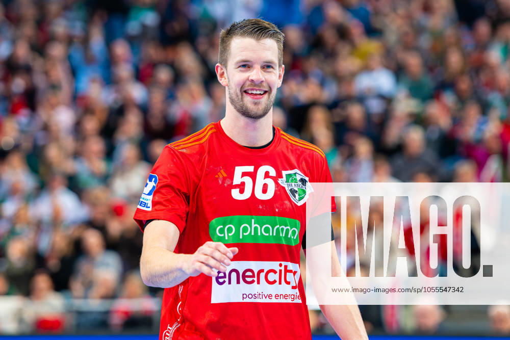 Hannes Feise (TSV Hannover-Burgdorf, Nr. 56) (v.l.), TSV Hannover-Burgdorf (rot) gegen HC Erlangen (weiß) am 15. Spieltag der Saison 2024 2025 in der DAIKIN Handball-Bundesliga (15.12.2024, ZAG Arena (Hannover, GER),