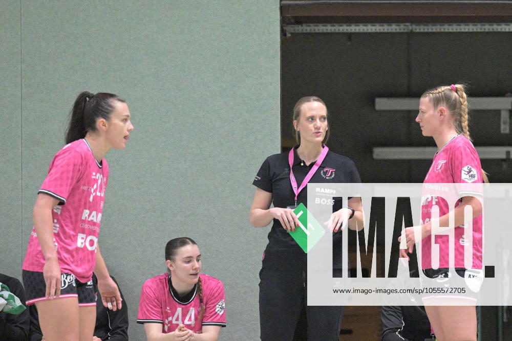 Miriam Hirsch (TusSies Metzingen, Trainerin) mit Naina Klein (TusSies Metzingen, 9) und Jana Scheib (TusSies Metzingen, 20) TusSies Metzingen vs. HSG Bensheim Auerbach, Handball, HBF, Testspiel, Saison 2024 2025, 17.12.2024 TusSies Metzingen vs. HSG Bensheim Auerbach, Handball, HBF, Testspiel, Saison 2024 2025, 17.12.2024 Metzingen