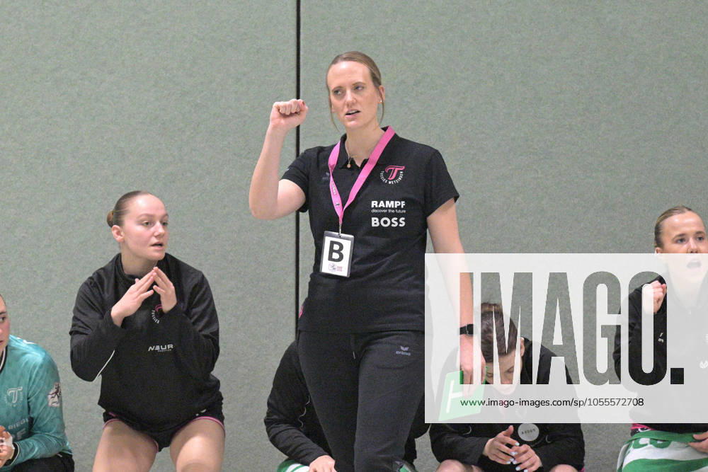 Miriam Hirsch (TusSies Metzingen, Trainerin) jubelt zum ersten mal TusSies Metzingen vs. HSG Bensheim Auerbach, Handball, HBF, Testspiel, Saison 2024 2025, 17.12.2024 TusSies Metzingen vs. HSG Bensheim Auerbach, Handball, HBF, Testspiel, Saison 2024 2025, 17.12.2024 Metzingen