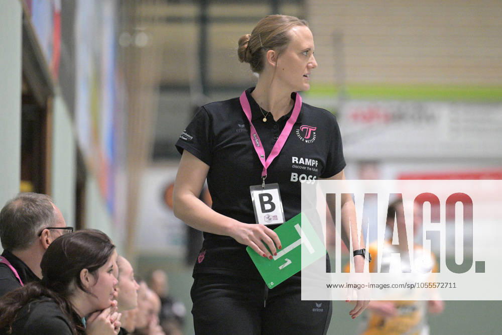 Miriam Hirsch (TusSies Metzingen, Trainerin) mit der Gruenen Karte TusSies Metzingen vs. HSG Bensheim Auerbach, Handball, HBF, Testspiel, Saison 2024 2025, 17.12.2024 TusSies Metzingen vs. HSG Bensheim Auerbach, Handball, HBF, Testspiel, Saison 2024 2025, 17.12.2024 Metzingen