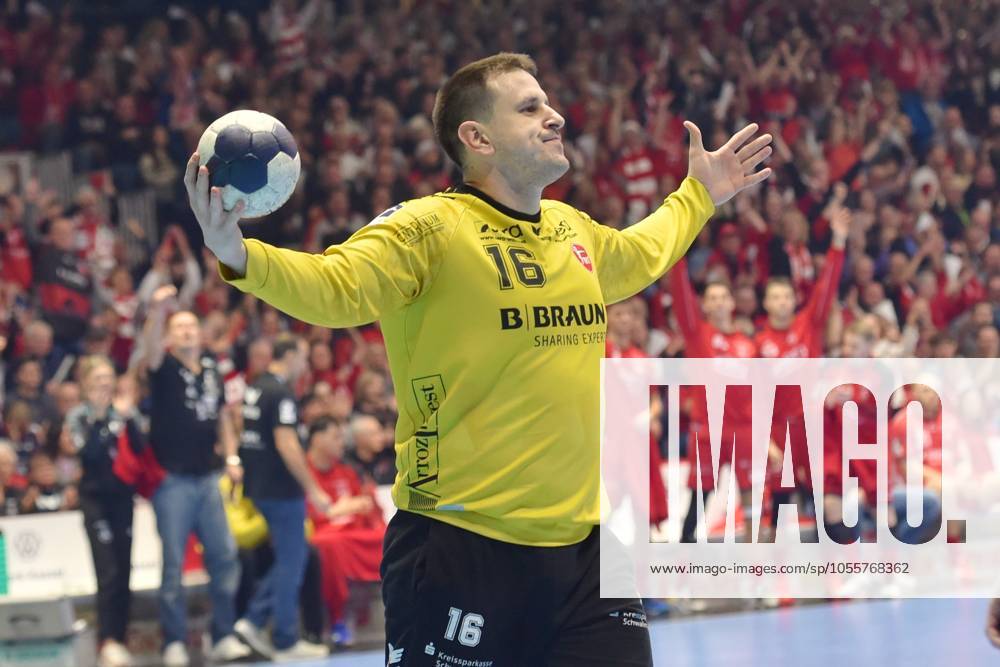 Jubel bei Nebojsa Simic (Torwart MT Melsungen 16) , GER, MT Melsungen - SG Flensburg-Handewitt, Handball, DHB-Pokal, Viertelfinale, Saison 2024 2025, 19.12.2024, GER, MT Melsungen - SG Flensburg-Handewitt, Handball, DHB-Pokal, Viertelfinale, Saison 2024 2025, 19.12.2024 Kassel
