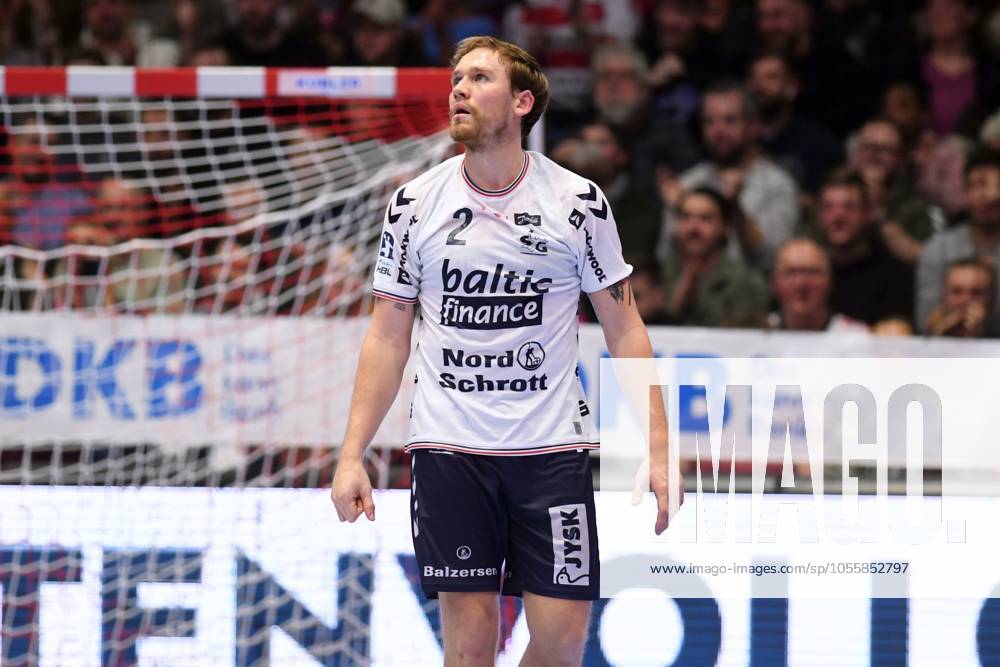 Simon Pytlick (SG Flensburg-Handewitt, 2) enttaeuscht, frustriert, Emotion schaut auf die Anzeigetafel , GER, MT Melsungen - SG Flensburg-Handewitt, Handball, DHB-Pokal, Viertelfinale, Saison 2024 2025, 19.12.2024, GER, MT Melsungen - SG Flensburg-Handewitt, Handball, DHB-Pokal, Viertelfinale, Saison 2024 2025, 19.12.2024 Kassel