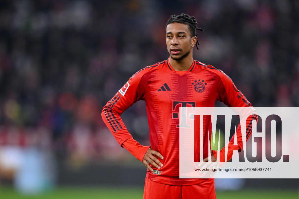 Michael Olise (FC Bayern Muenchen) Schaut waehrend des Spiels der 1. Bundesliga zwischen FC Bayern München und RB Leipzig, Allianz Arena am 20. December 2024 in München, Deutschland. (Foto von Harry Langer DeFodi Images) +++ Michael Olise (FC Bayern Muenchen) Looks on during the Bundesliga match between FC Bayern München and RB Leipzig at Allianz Arena on December 20, 2024 in Munich, Germany. (Photo by Harry Langer DeFodi Images) DFL regulations prohibit any use of photographs as image sequences and or quasi-video. Defodi-541_FCBRBL20241220_114