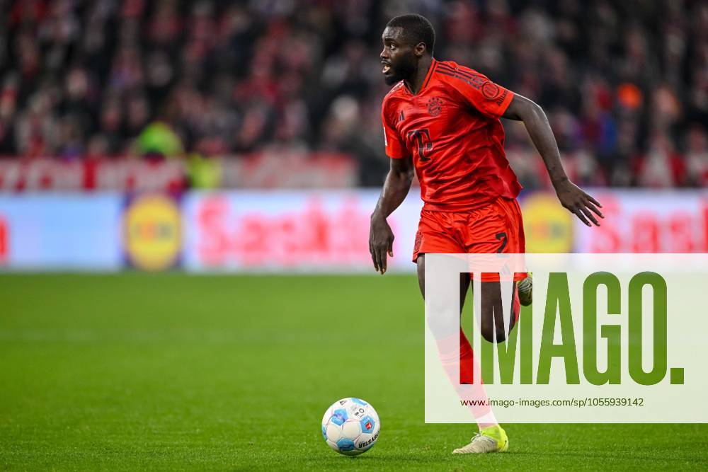 Dayot Upamecano (FC Bayern Muenchen) in Aktion, am Ball, Einzelaktion waehrend des Spiels der 1. Bundesliga zwischen FC Bayern München und RB Leipzig, Allianz Arena am 20. December 2024 in München, Deutschland. (Foto von Harry Langer DeFodi Images) +++ Dayot Upamecano (FC Bayern Muenchen) controls the Ball during the Bundesliga match between FC Bayern München and RB Leipzig at Allianz Arena on December 20, 2024 in Munich, Germany. (Photo by Harry Langer DeFodi Images) DFL regulations prohibit any use of photographs as image sequences and or quasi-video. Defodi-541_FCBRBL20241220_170