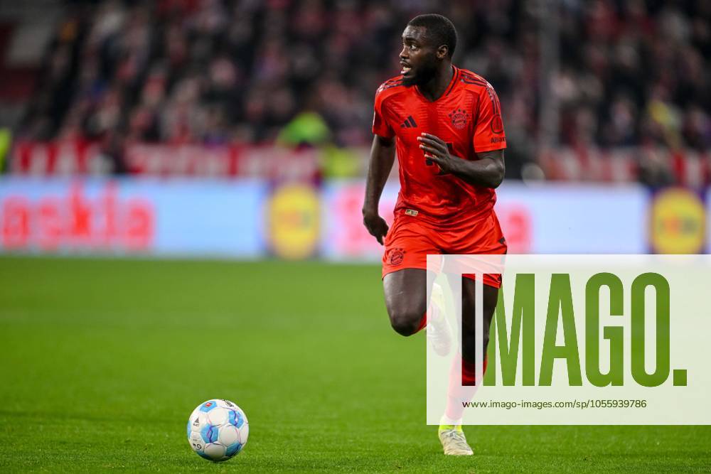 Dayot Upamecano (FC Bayern Muenchen) in Aktion, am Ball, Einzelaktion waehrend des Spiels der 1. Bundesliga zwischen FC Bayern München und RB Leipzig, Allianz Arena am 20. December 2024 in München, Deutschland. (Foto von Harry Langer DeFodi Images) +++ Dayot Upamecano (FC Bayern Muenchen) controls the Ball during the Bundesliga match between FC Bayern München and RB Leipzig at Allianz Arena on December 20, 2024 in Munich, Germany. (Photo by Harry Langer DeFodi Images) DFL regulations prohibit any use of photographs as image sequences and or quasi-video. Defodi-541_FCBRBL20241220_171