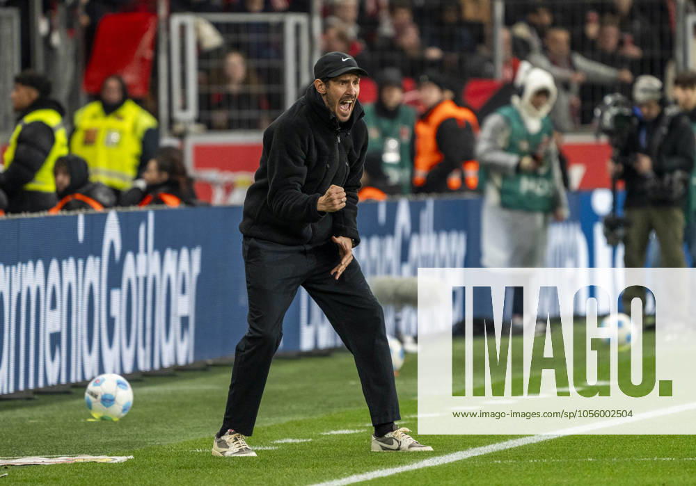 Julian Schuster (SC Freiburg, Trainer) gibt Anweisungen mit den Armen, gestikuliert. Ballt die Faust und freut sich nach einem gewonnenen Zweikampf. 21.12.2024, Fussball, Bundesliga, GER, Leverkusen, BayArena, Saison 2024 25