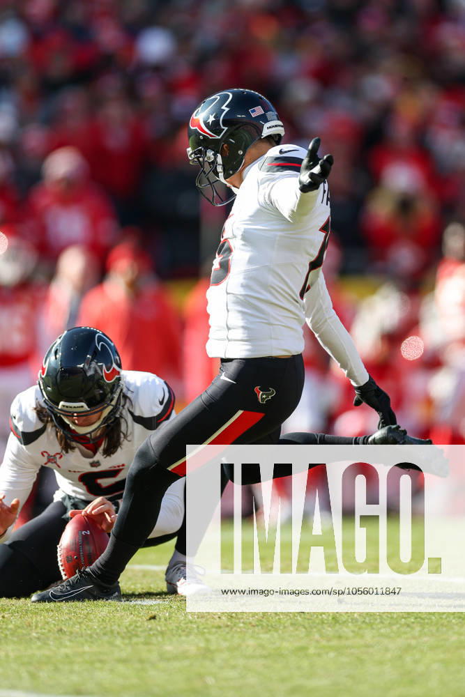 NFL, American Football Herren, USA 2024: Texans vs Chiefs DEC 21 December 21, 2024: Houston Texans place kicker Ka imi Fairbairn (15) kicks a first half field goal as Houston Texans punter Tommy Townsend (6) holds against the Kansas City Chiefs at GEHA Field at Arrowhead Stadium in Kansas City, MO. David Smith CSM (Credit Image: Â David Smith Cal Media) Kansas City Mo United States of America