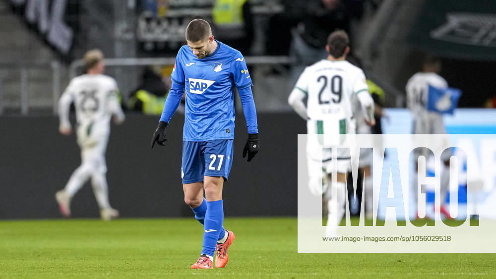 Andrej Kramaric (Hoffenheim, 27), Spieler der TSG 1899 Hoffenheim, enttäuscht schauend, Enttäuschung, Frustration, disappointed, pessimistisch, nach dem Gegentor zum 1:2, Action, Aktion, Spielszene, 21.12.2024, Sinsheim (Deutschland), Fussball, Bundesliga, TSG 1899 Hoffenheim - Borussia Mönchengladbach, DFB DFL REGULATIONS PROHIBIT ANY USE OF PHOTOGRAPHS AS IMAGE SEQUENCES AND OR QUASI-VIDEO.