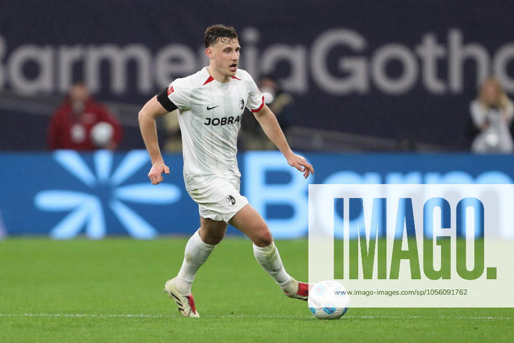 Maximilian Eggestein (SC Freiburg) in Aktion, am Ball, Einzelaktion waehrend des Spiels der 1. Bundesliga zwischen Bayer 04 Leverkusen und SC Freiburg, BayArena am 21. December 2024 in Leverkusen, Deutschland. (Foto von Oliver Kaelke DeFodi Images) +++ Maximilian Eggestein (SC Freiburg) controls the ball during the Bundesliga match between Bayer 04 Leverkusen and SC Freiburg at BayArena on December 21, 2024 in Leverkusen, Germany. (Photo by Oliver Kaelke DeFodi Images) DFL regulations prohibit any use of photographs as image sequences and or quasi-video. (Photo by Oliver Kaelke DeFodi Images) Defodi-003_2024_12_21_OK_LEVSCF_1289