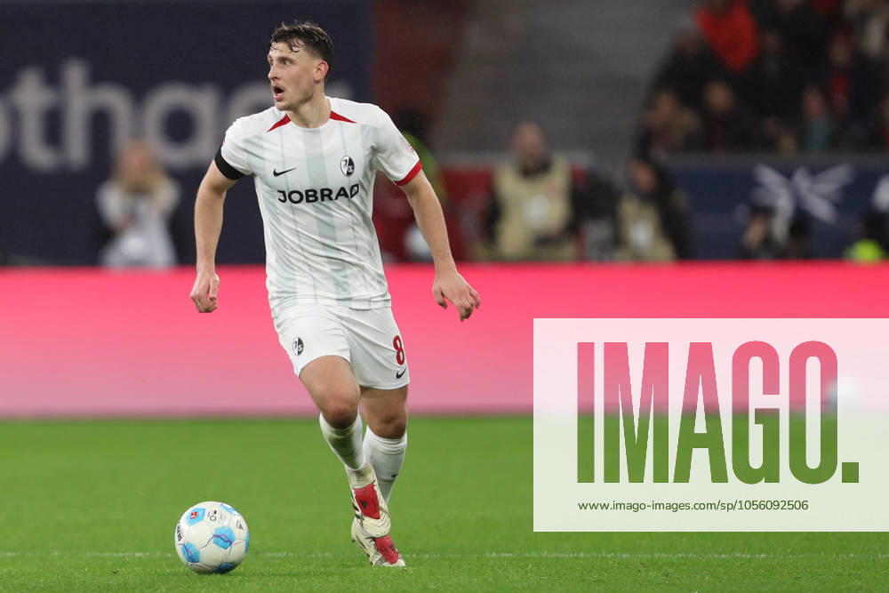 Maximilian Eggestein (SC Freiburg) in Aktion, am Ball, Einzelaktion waehrend des Spiels der 1. Bundesliga zwischen Bayer 04 Leverkusen und SC Freiburg, BayArena am 21. December 2024 in Leverkusen, Deutschland. (Foto von Oliver Kaelke DeFodi Images) +++ Maximilian Eggestein (SC Freiburg) controls the ball during the Bundesliga match between Bayer 04 Leverkusen and SC Freiburg at BayArena on December 21, 2024 in Leverkusen, Germany. (Photo by Oliver Kaelke DeFodi Images) DFL regulations prohibit any use of photographs as image sequences and or quasi-video. (Photo by Oliver Kaelke DeFodi Images) Defodi-003_2024_12_21_OK_LEVSCF_1294