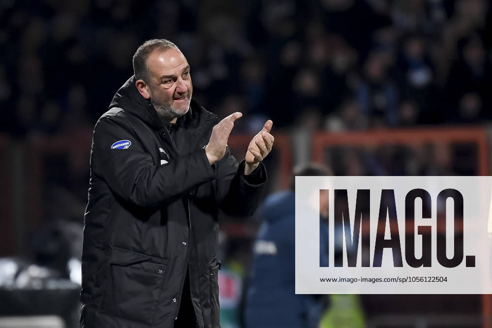 Trainer Frank Schmidt (1. FC Heidenheim) gestikuliert, Bundesliga, VfL Bochum 1848 v 1. FC Heidenheim 1846, Vonovia Ruhrstadion, 22.12.2024, Bochum, Deutschland. Defodi-067_BOCFCH20241222_058