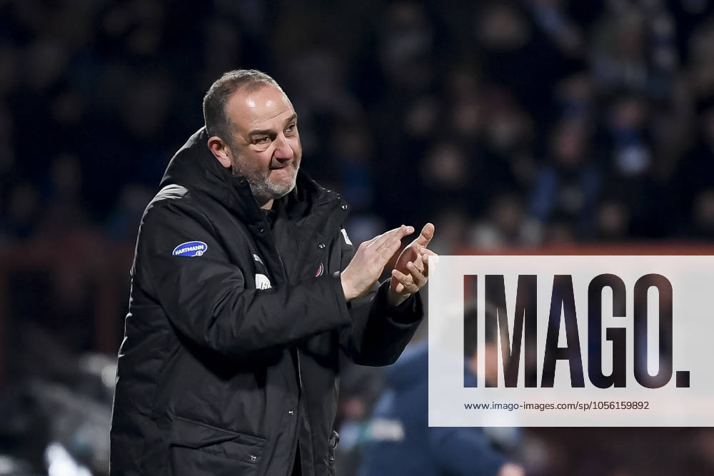 Trainer Frank Schmidt (1. FC Heidenheim) gestikuliert, Bundesliga, VfL Bochum 1848 v 1. FC Heidenheim 1846, Vonovia Ruhrstadion, 22.12.2024, Bochum, Deutschland. Defodi-067_BOCFCH20241222_233