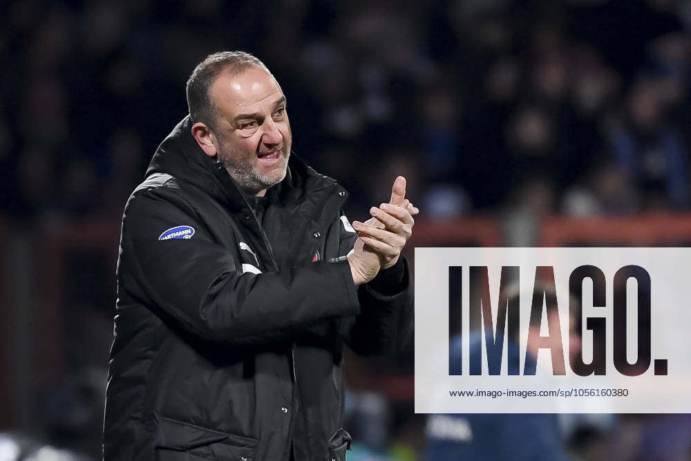 Trainer Frank Schmidt (1. FC Heidenheim) gestikuliert, Bundesliga, VfL Bochum 1848 v 1. FC Heidenheim 1846, Vonovia Ruhrstadion, 22.12.2024, Bochum, Deutschland. Defodi-067_BOCFCH20241222_232