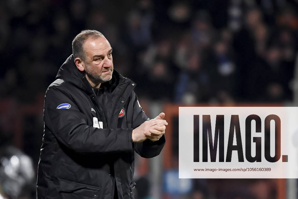 Trainer Frank Schmidt (1. FC Heidenheim) gestikuliert, Bundesliga, VfL Bochum 1848 v 1. FC Heidenheim 1846, Vonovia Ruhrstadion, 22.12.2024, Bochum, Deutschland. Defodi-067_BOCFCH20241222_256