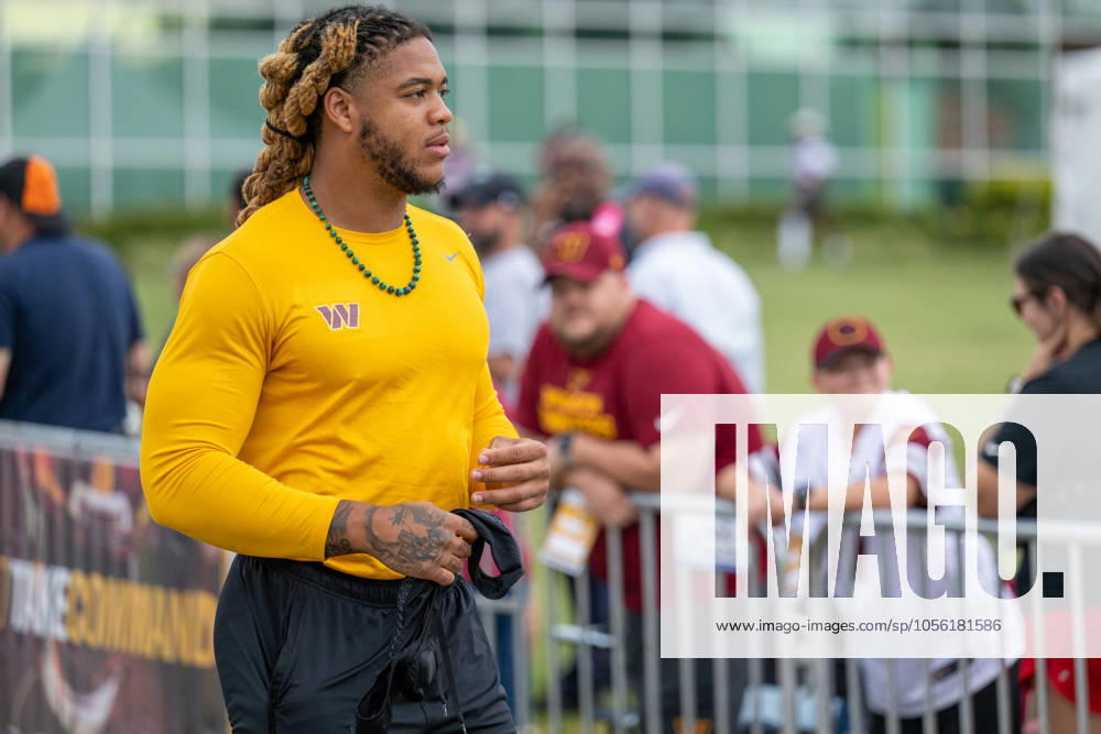 NFL, American Football Herren, USA 2022: Washington Commanders Training Camp AUG 17 August 17th 2022: Washington Commanders defensive end Chase Young walks to the Washington Commanders Training Camp practice at the INOVA Sports and Performance Center in Ashburn, Va. Reggie Hildred CSM Ashburn VA United States