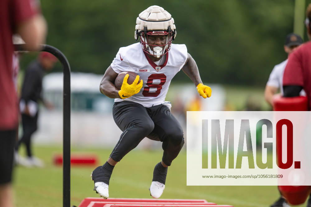 NFL, American Football Herren, USA 2022: Washington Commanders Training Camp AUG 17 August 17th 2022: Washington Commanders running back Brian Robinson Jr. (8) run a drill during the Washington Commanders Training Camp practice at the INOVA Sports and Performance Center in Ashburn, Va. Reggie Hildred CSM Ashburn VA United States