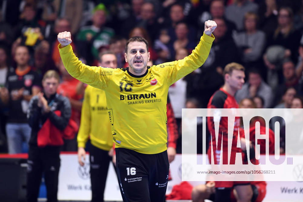 Jubel bei Nebojsa Simic (Torwart MT Melsungen 16) , GER, MT Melsungen - TSV Hannover-Burgdorf, Handball, 1. Bundesliga, 17. Spieltag, Saison 2024 2025, 23.12.2024, GER, MT Melsungen - TSV Hannover-Burgdorf, Handball, 1. Bundesliga, 17. Spieltag, Saison 2024 2025, 23.12.2024 Kassel