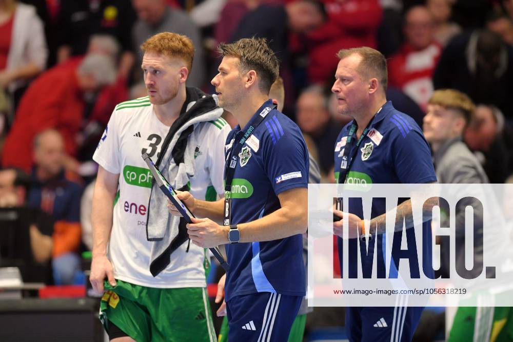 Lukas Stutzke (TSV Hannover-Burgdorf, 39), Christian Prokop (Trainer TSV Hannover-Burgdorf), Heidmar Felixson (Co Trainer TSV Hannover-Burgdorf) in einer Auszeit , GER, MT Melsungen - TSV Hannover-Burgdorf, Handball, 1. Bundesliga, 17. Spieltag, Saison 2024 2025, 23.12.2024, GER, MT Melsungen - TSV Hannover-Burgdorf, Handball, 1. Bundesliga, 17. Spieltag, Saison 2024 2025, 23.12.2024 Kassel