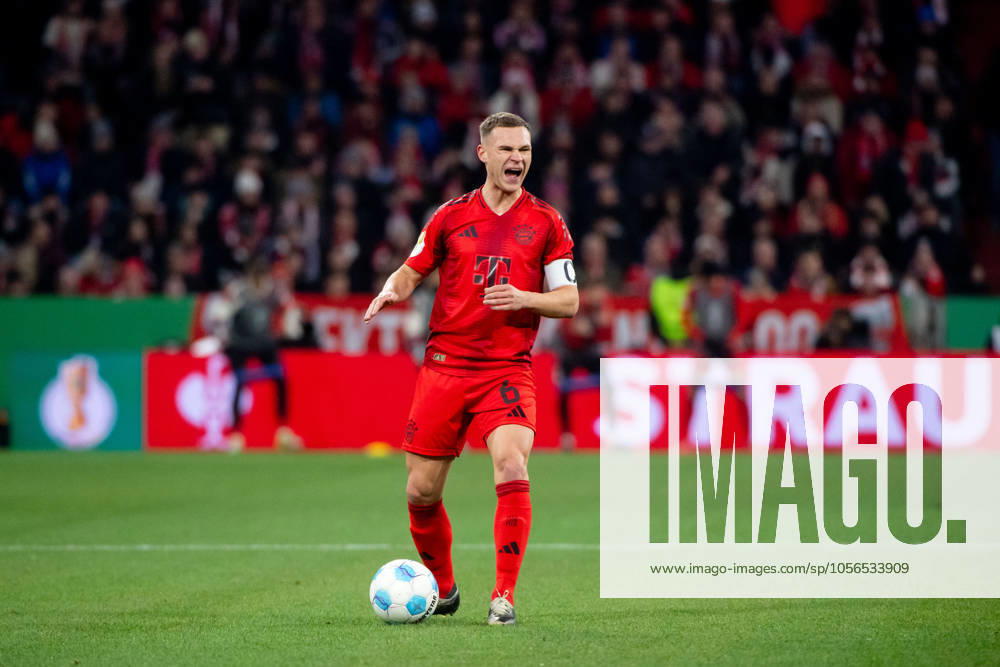 Joshua Kimmich (FC Bayern Muenchen, 06) gestikuliert am Ball, GER, FC Bayern Muenchen (FCB) vs Bayer 04 Leverkusen (B04), Fussball DFB Pokal, Achtelfinale, Saison 2024 2025, 03.12.2024 DFB regulations prohibit any use of photographs as image sequences and or quasi-video GER, FC Bayern Muenchen (FCB) vs Bayer 04 Leverkusen (B04), Fussball DFB Pokal, Achtelfinale, Saison 2024 2025, 03.12.2024 Muenchen