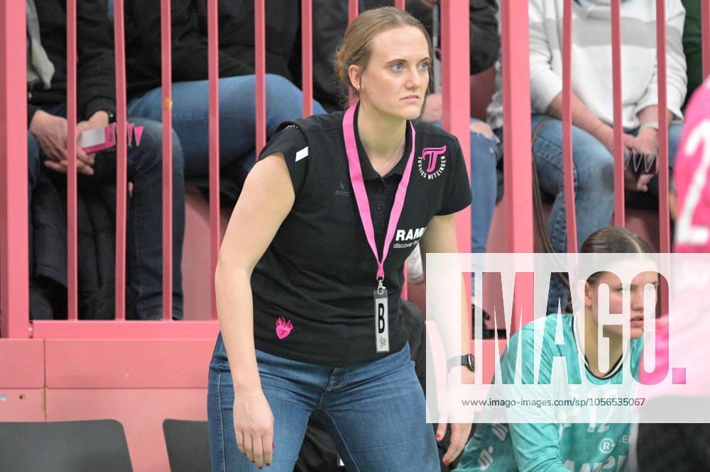Miriam Hirsch (TusSies Metzingen, Trainerin) TusSies Metzingen vs. HB Ludwigsburg, Handball, HBF, 9.Ligaspieltag, Saison 2024 2025, 27.12.2024 TusSies Metzingen vs. HB Ludwigsburg, Handball, HBF, 9.Ligaspieltag, Saison 2024 2025, 27.12.2024 Tuebingen
