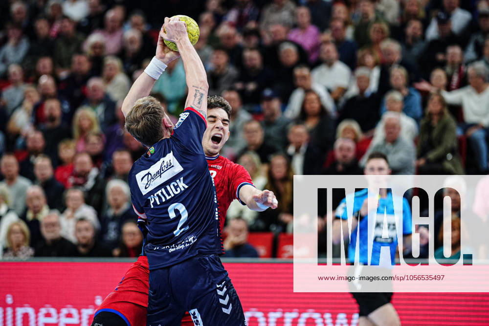 Simon Pytlick (SG Flensburg-Handewitt, 02), Nikola Vlahovic (SG BBM Bietigheim, 03) GER, SG Flensburg-Handewitt vs. SG BBM Bietigheim, Handball, Bundesliga, Spieltag 17, Saison 2024 2025, 27.12.2024 GER, SG Flensburg-Handewitt vs. SG BBM Bietigheim, Handball, Bundesliga, Spieltag 17, Saison 2024 2025, 27.12.2024 Flensburg