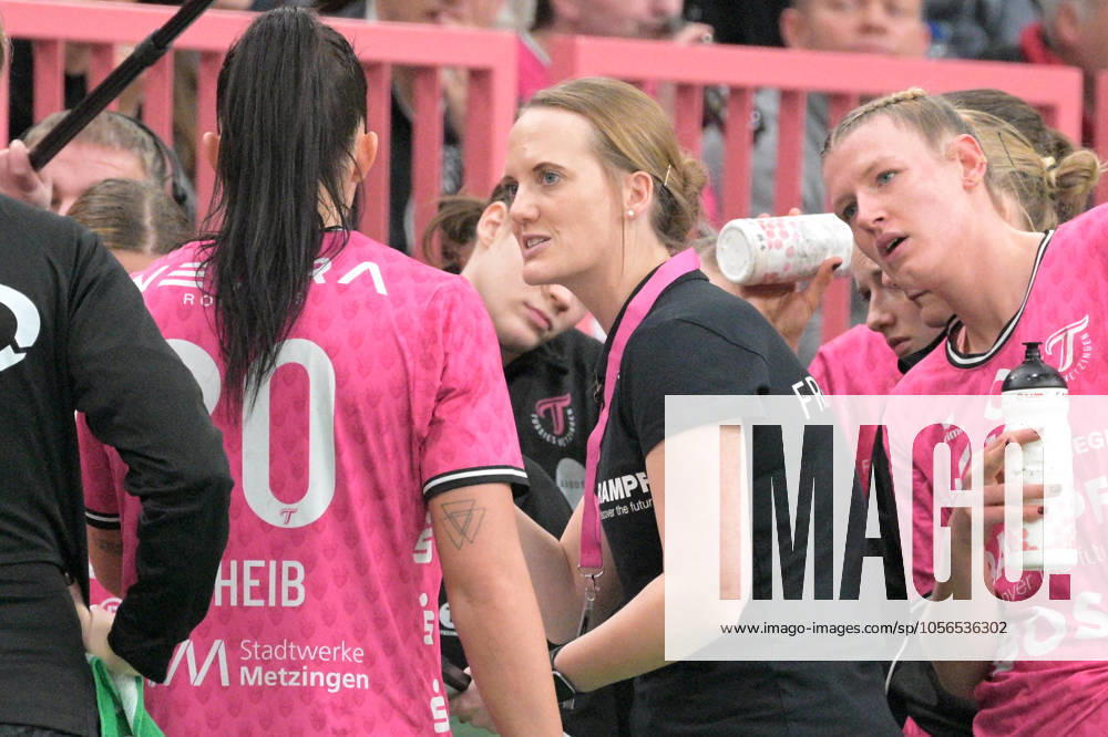 Miriam Hirsch (TusSies Metzingen, Trainerin) im Time Out TusSies Metzingen vs. HB Ludwigsburg, Handball, HBF, 9.Ligaspieltag, Saison 2024 2025, 27.12.2024 TusSies Metzingen vs. HB Ludwigsburg, Handball, HBF, 9.Ligaspieltag, Saison 2024 2025, 27.12.2024 Tuebingen