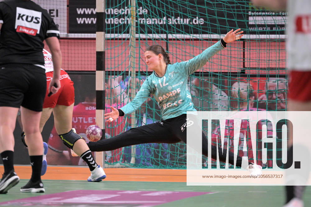 Marie Kristin Weiss (TusSies Metzingen, 12) im Tor TusSies Metzingen vs. HB Ludwigsburg, Handball, HBF, 9.Ligaspieltag, Saison 2024 2025, 27.12.2024 TusSies Metzingen vs. HB Ludwigsburg, Handball, HBF, 9.Ligaspieltag, Saison 2024 2025, 27.12.2024 Tuebingen