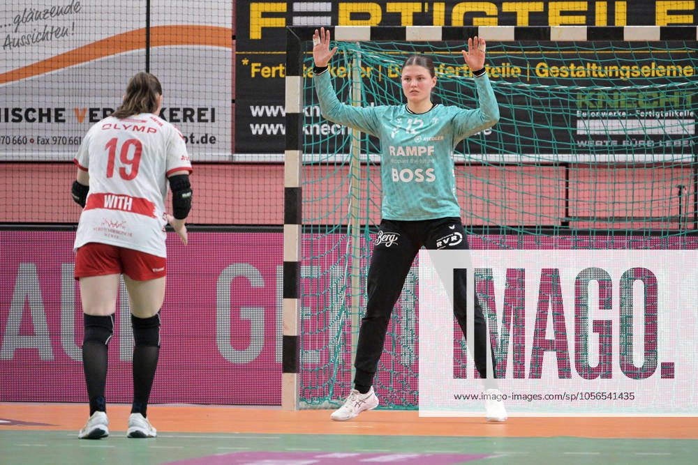 Marie Kristin Weiss (TusSies Metzingen, 12) im Tor gegen Anne With Johansen (HB Ludwigsburg, 19) TusSies Metzingen vs. HB Ludwigsburg, Handball, HBF, 9.Ligaspieltag, Saison 2024 2025, 27.12.2024 TusSies Metzingen vs. HB Ludwigsburg, Handball, HBF, 9.Ligaspieltag, Saison 2024 2025, 27.12.2024 Tuebingen