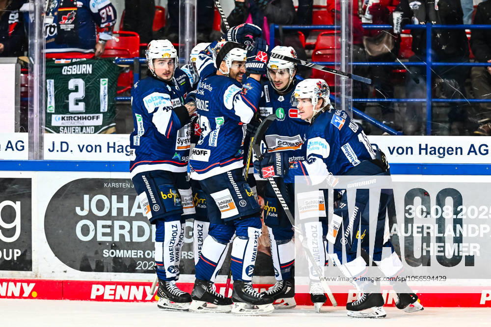 Torjubel, Jubel, Freude bei Torschütze Tyler Boland (Iserlohn Roosters, 10) Michael Dal Colle (Iserlohn Roosters, 91) Jake Virtanen (Iserlohn Roosters, 19) Colin Ugbekile (Iserlohn Roosters, 79), GER, Iserlohn Roosters vs. Augsburger Panther, Eishockey, Penny-DEL, 31. Spieltag, Spielzeit 2024 2025, 28.12.2024, GER, Iserlohn Roosters vs. Augsburger Panther, Eishockey, Penny-DEL, 31. Spieltag, Spielzeit 2024 2025, 28.12.2024 Iserlohn