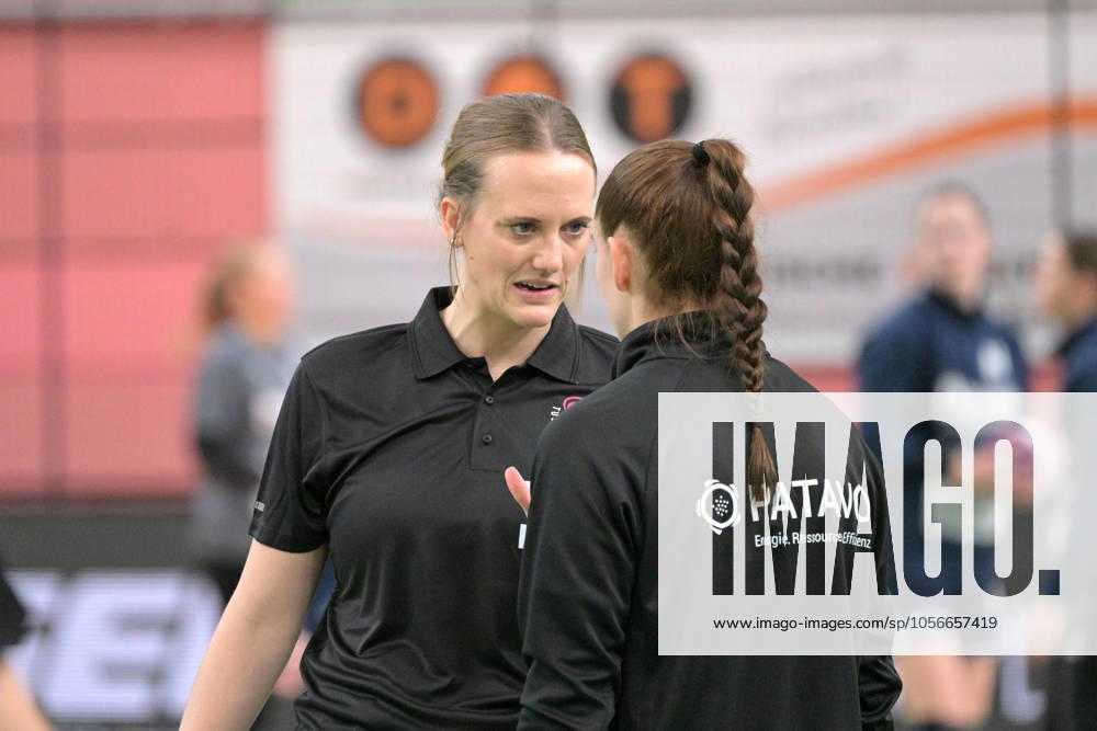 Miriam Hirsch (TusSies Metzingen, Trainerin) mit Selina Kalmbach (TusSies Metzingen, 2) TusSies Metzingen vs. Union Neckarsulm, Handball, HBF, 10.Ligaspieltag, Saison 2024 2025, 29.12.2024 TusSies Metzingen vs. Sport-Union Neckarsulm, Handball, HBF, 10.Ligaspieltag, Saison 2024 2025, 29.12.2024 Tuebingen