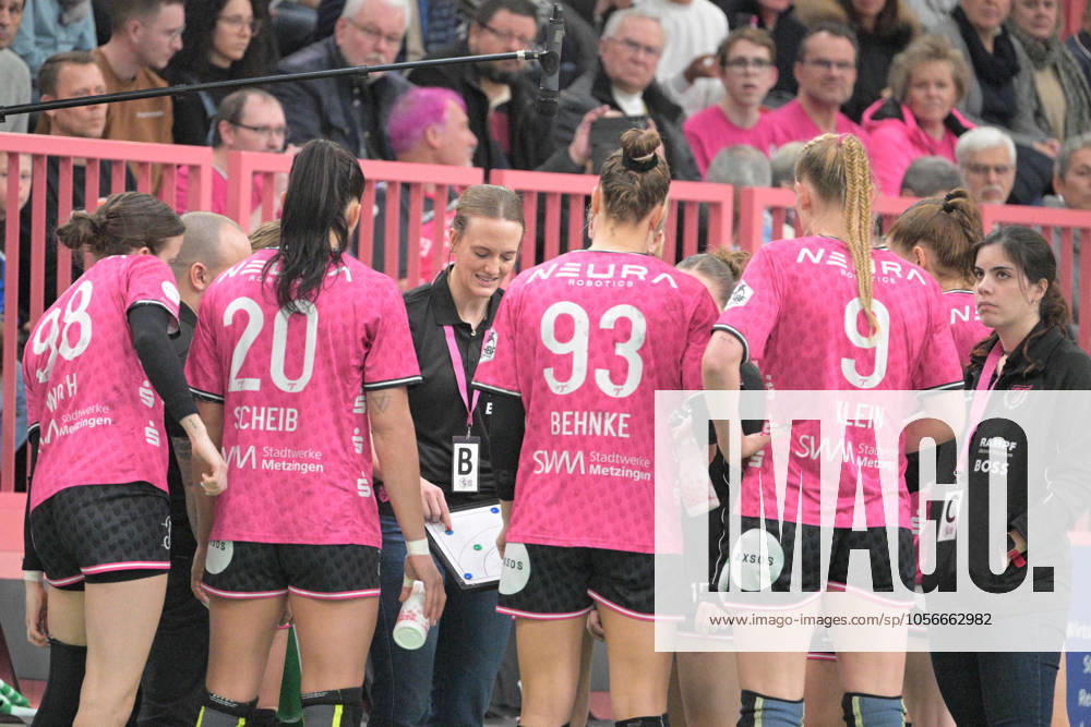 Miriam Hirsch (TusSies Metzingen, Trainerin) im Time Out TusSies Metzingen vs. Union Neckarsulm, Handball, HBF, 10.Ligaspieltag, Saison 2024 2025, 29.12.2024 TusSies Metzingen vs. Sport-Union Neckarsulm, Handball, HBF, 10.Ligaspieltag, Saison 2024 2025, 29.12.2024 Tuebingen