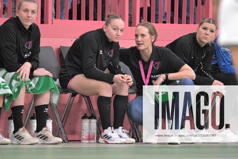 Miriam Hirsch (TusSies Metzingen, Trainerin) mit den letzten Worte fuer Katharina Goldammer (TusSies Metzingen, 15) TusSies Metzingen vs. Union Neckarsulm, Handball, HBF, 10.Ligaspieltag, Saison 2024 2025, 29.12.2024 TusSies Metzingen vs. Sport-Union Neckarsulm, Handball, HBF, 10.Ligaspieltag, Saison 2024 2025, 29.12.2024 Tuebingen