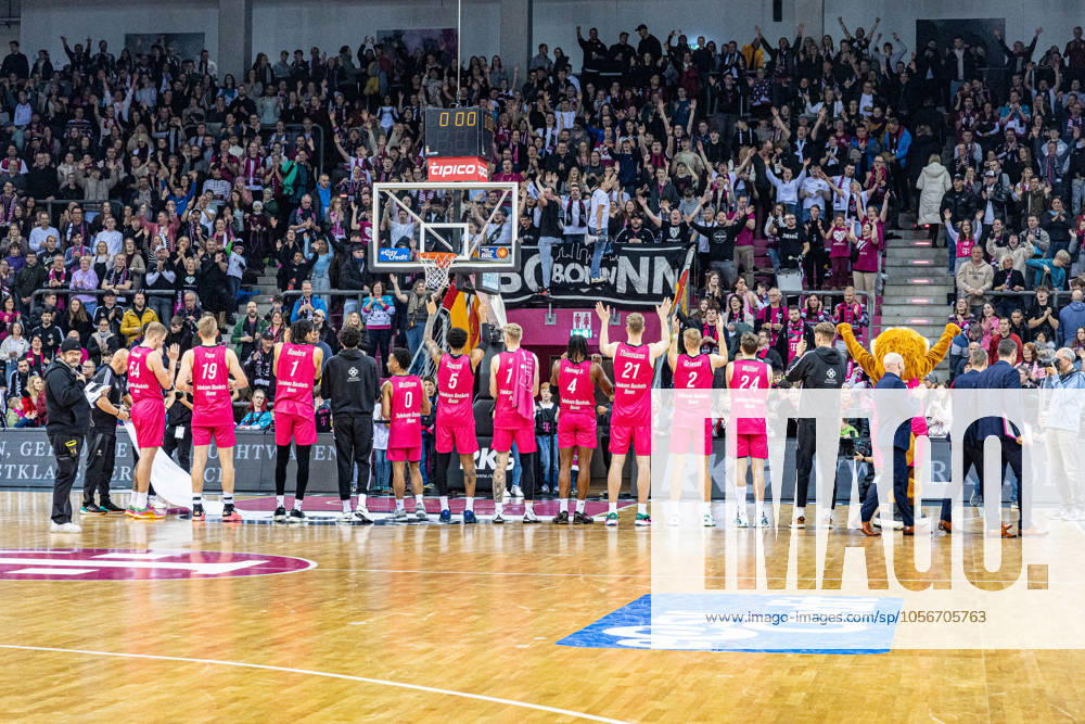 Die Mannschaft der Telekom Baskets Bonn feiert mit den Fans den Sieg gegen BG Goettingen Telekom Baskets Bonn vs. BG Goettingen Goettingen, Basketball, easy Credit BBL 14.Spieltag, 2024 2025, 29.12.2024 Telekom Baskets Bonn vs. BG Goettingen, Basketball, easy Credit BBL 14. Spieltag, 2024 2025, 29.12.2024 Bonn