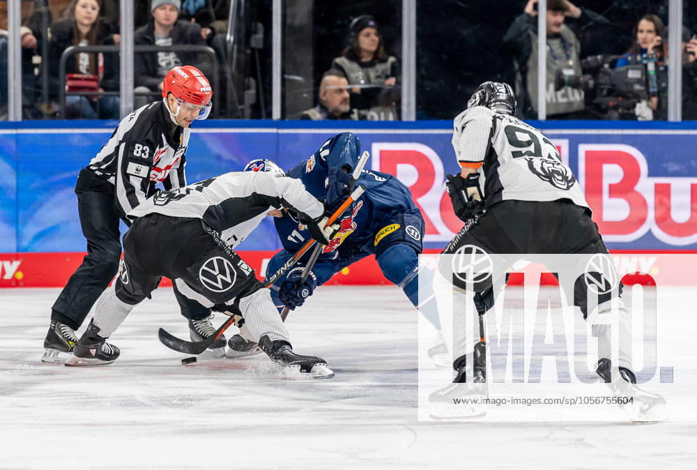 Linesperson David Tschirner fuehrt ein Bully Faceoff aus zwischen Andy Miele (Grizzlys Wolfsburg, 51) und Markus Eisenschmid (EHC Red Bull Muenchen, 11). GER, EHC Red Bull Muenchen vs. Grizzlys Wolfsburg, Eishockey, DEL, 32. Spieltag, Saison 2024 2025, 30.12.2024. GER, EHC Red Bull Muenchen vs. Grizzlys Wolfsburg, Eishockey, DEL, 32. Spieltag, Saison 2024 2025, 30.12.2024. Muenchen