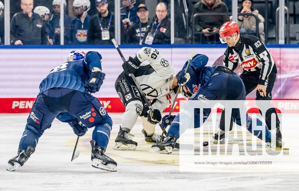Linesperson David Tschirner fuehrt ein Bully Faceoff aus zwischen Phil Varone (Grizzlys Wolfsburg, 26) und Andreas Eder (EHC Red Bull Muenchen, 20). GER, EHC Red Bull Muenchen vs. Grizzlys Wolfsburg, Eishockey, DEL, 32. Spieltag, Saison 2024 2025, 30.12.2024. GER, EHC Red Bull Muenchen vs. Grizzlys Wolfsburg, Eishockey, DEL, 32. Spieltag, Saison 2024 2025, 30.12.2024. Muenchen