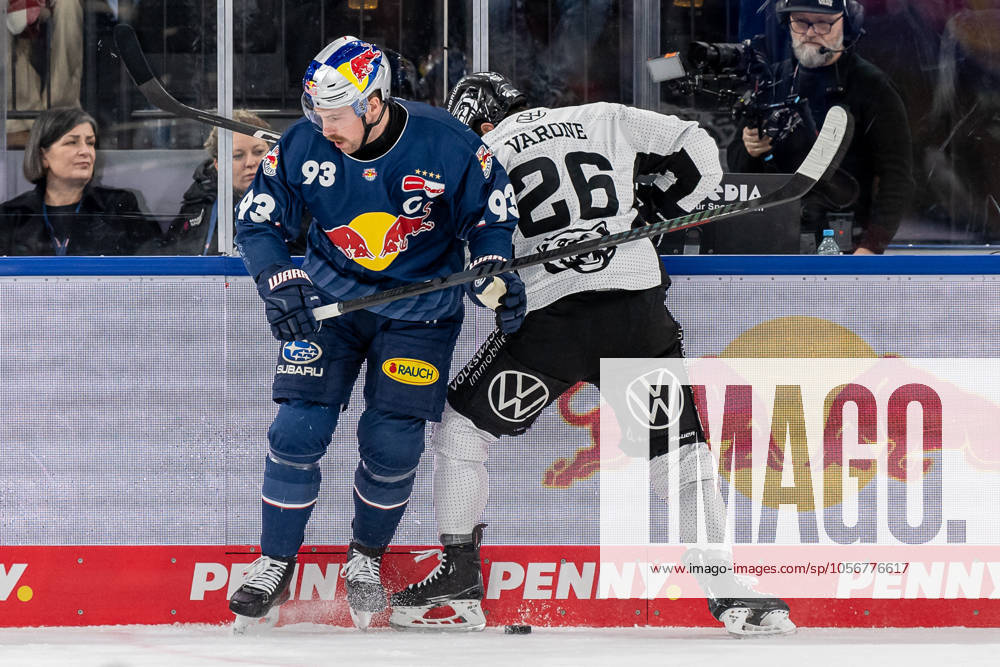 Kampf um den Puck Zweikampf zwischen Maximilian Kastner (EHC Red Bull Muenchen, 93) und Phil Varone (Grizzlys Wolfsburg, 26). GER, EHC Red Bull Muenchen vs. Grizzlys Wolfsburg, Eishockey, DEL, 32. Spieltag, Saison 2024 2025, 30.12.2024. GER, EHC Red Bull Muenchen vs. Grizzlys Wolfsburg, Eishockey, DEL, 32. Spieltag, Saison 2024 2025, 30.12.2024. Muenchen