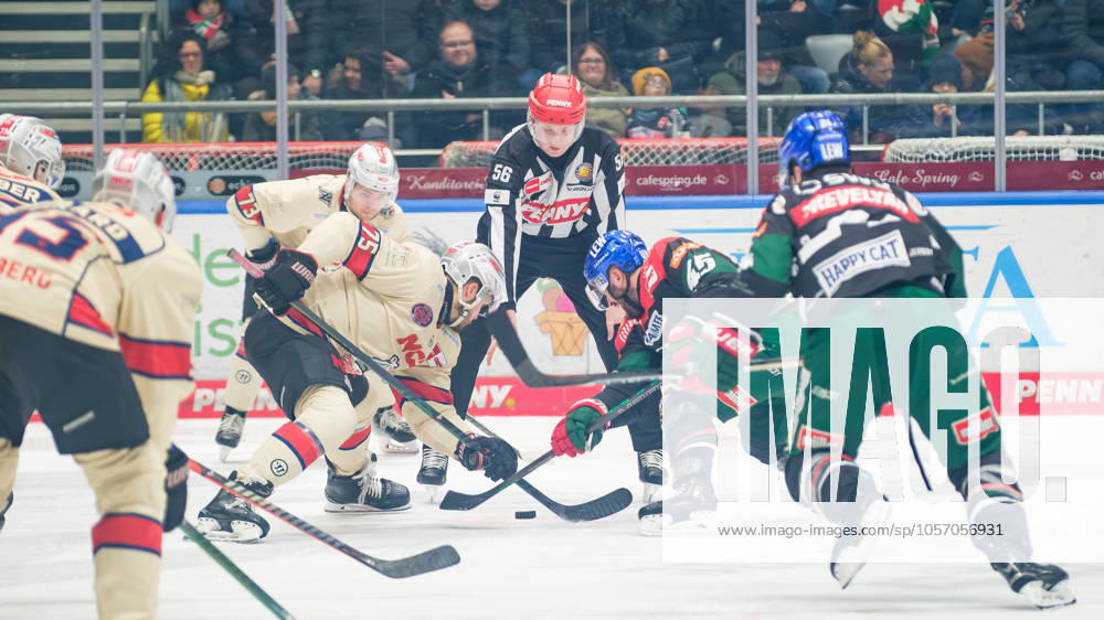 Samuel Dove-McFalls (75, Nürnberg Ice Tigers) und Jason Bast (45, Augsburger Panther) im Hintergrund Yannik Koziol (1.Linienrichter:in) beim Spiel Augsburger Panther v Nürnberg Ice Tigers, Eishockey, Herren, Penny DEL 2024 2025, 33.Spieltag am 03.01.2025 in Augsburg, Curt-Frenzel-Stadion. Bayern Deutschland
