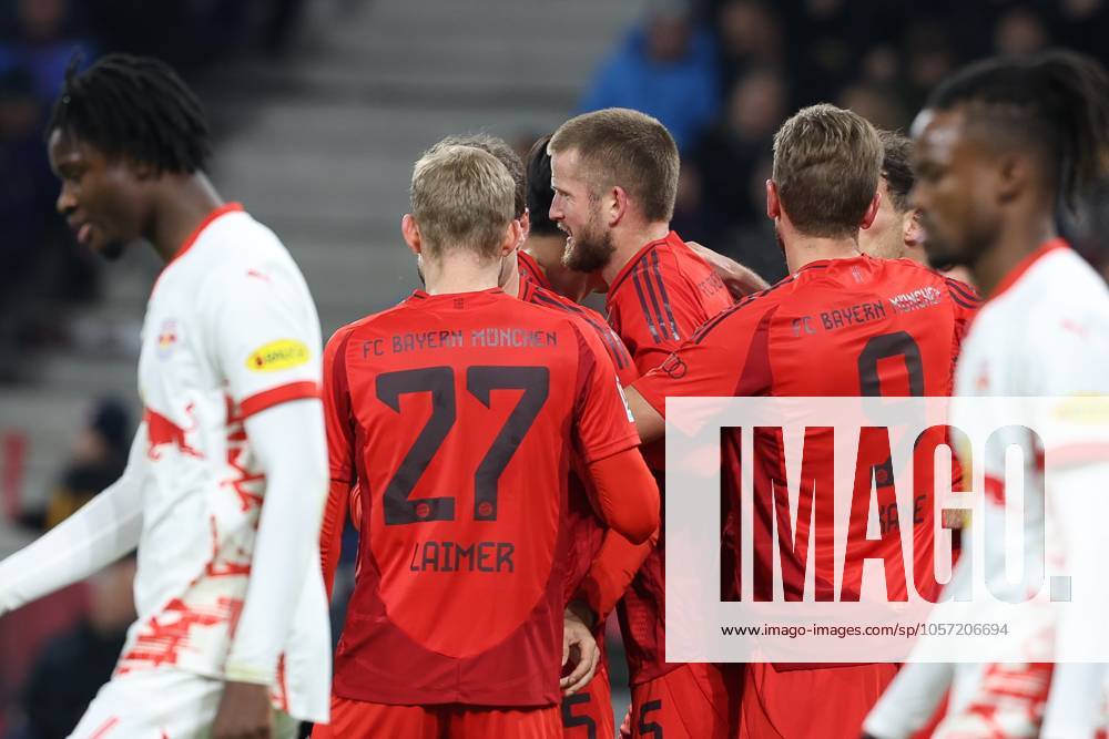 Die Mannschaft freut sich ueber das Tor von Eric Dier 15 (FC Bayern Muenchen) zum 0:1, FC Red Bull Salzburg vs. FC Bayern Muenchen, Fussball, Testspiel, 06.01.2025 Klessheim Salzburg Oesterreich