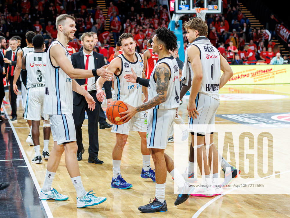 Team, Mannschaft, jubelt, Jubel, positive Emotionen, positive Emotion, Spielende, Niklas Wimberg (Hamburg Towers, 17), Brae Ivey (Hamburg Towers, 01), Jaizec Lottie (Hamburg Towers, 04), Bamberg Baskets vs. Veolia Towers Hamburg, Basketball, easyCredit BBL, 15. Spieltag, 06.01.2025 Bamberg Baskets vs. Veolia Towers Hamburg, Basketball, easyCredit BBL, 15. Spieltag, 06.01.2025 Bamberg