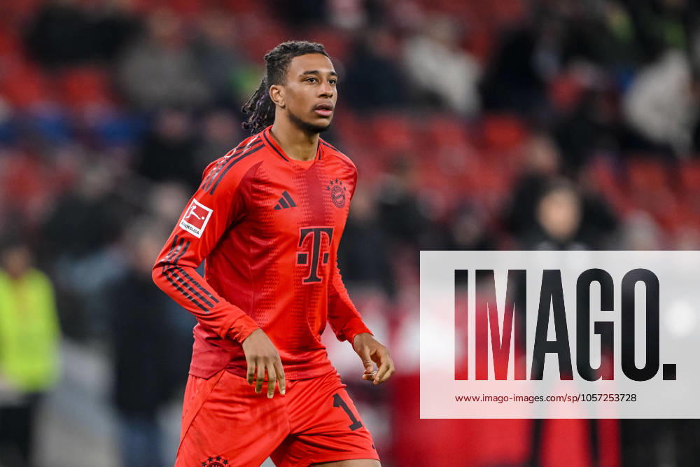 Michael Olise (FC Bayern Muenchen) Schaut während des Freundschaftsspiels zwischen RB Salzburg und FC Bayern München in der Red Bull Arena am 6. Januar 2025 in Salzburg, Österreich. (Foto von Harry Langer DeFodi Images) +++ Michael Olise (FC Bayern Muenchen) Looks on during the Friendly match between RB Salzburg and FC Bayern München at Red Bull Arena on January 6, 2025 in Salzburg, Austria. (Photo by Harry Langer DeFodi Images) Defodi-541_RBSFCB20250106_481
